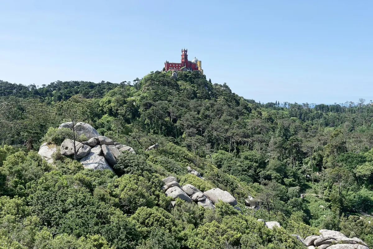 Der Pena-Palast auf seinem Hügel in Sintra